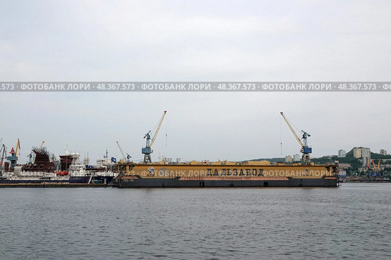 Плавучий док «Дальзавод» в бухте Золотой Рог во Владивостоке (2022 год). Редакционное фото, фотограф Free Wind / Фотобанк Лори