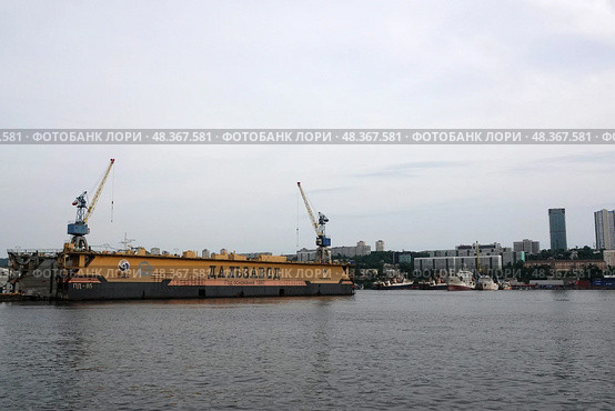 Плавучий док «Дальзавод» в бухте Золотой Рог во Владивостоке (2022 год). Редакционное фото, фотограф Free Wind / Фотобанк Лори