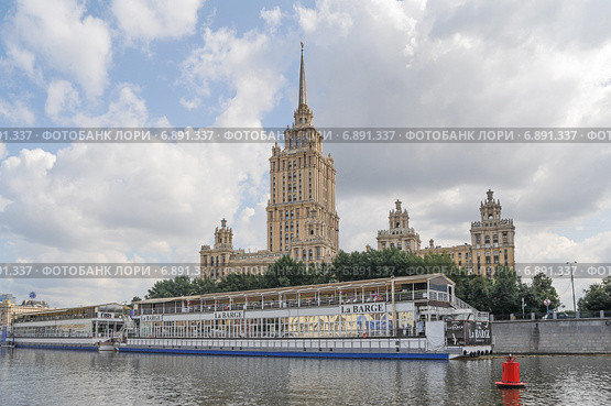 Плавучий ресторан "La Barge" на набережной Шевченко на фоне гостиницы "Украина" (2013 год). Редакционное фото, фотограф Сайганов Александр / Фотобанк Лори