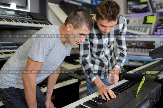 playing in the keyboards shop. Стоковое фото, агентство Ingram Publishing / Фотобанк Лори