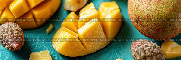 Плоская кладка из свежих тропических фруктов с ломтиками манго и личи для весеннего вдохновения. Стоковое AI-изображение, AI-художник ФотоИнтеллект / Фотобанк Лори