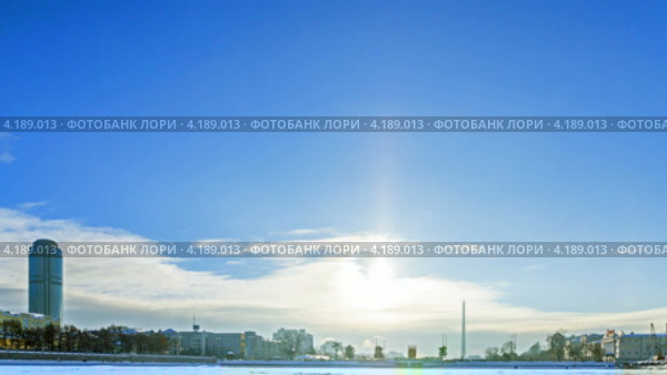 Плотина городского пруда города Екатеринбурга, таймлапс. "Панорамирование" сверху вниз (2013 год). Стоковое видео, видеограф Никита Майков / Фотобанк Лори