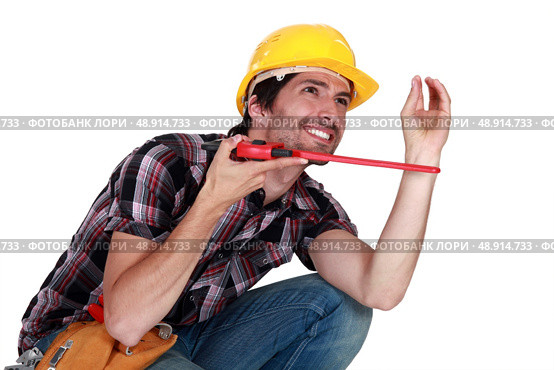 Plumber crouching under blank copyspace. Стоковое фото, агентство Ingram Publishing / Фотобанк Лори