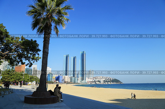 Пляж Haeundae (Хэундэ) в Пусане, Южная Корея (2019 год). Редакционное фото, фотограф Римма Тельнова / Фотобанк Лори