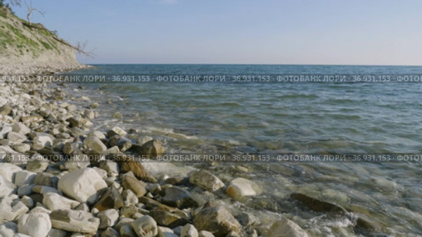 Побережье Чёрного моря. Галечный пляж. Слабый ветер, шум прибоя. The Black Sea coast. Pebble beach. A weak wind, the sound of the surf. Стоковое видео, видеограф Евгений Романов / Фотобанк Лори