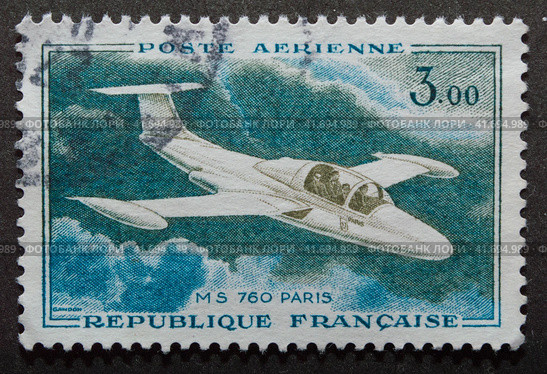 Почтовая марка Франции 1960 года. Моран Сольнье (Morane Saulnier) MS 760. Французский четырехместный учебно-тренировочный самолет и самолет связи. Стоковое фото, фотограф Елена Бобкова / Фотобанк Лори