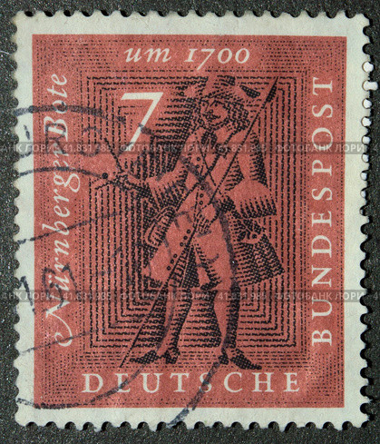 Почтовая марка с гашением ФРГ 1961 год. Нюрнбергский посланник (около 1700 г.). (2023 год). Редакционное фото, фотограф Елена Бобкова / Фотобанк Лори