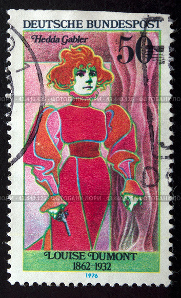 Почтовая марка с гашением Германии 1976 года. Луиза Дюмон (1862-1932) в роли Гедды Габлер (2024 год). Редакционное фото, фотограф Елена Бобкова / Фотобанк Лори