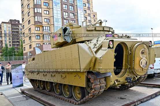 Подбитая американская БМП W2A2 «BRADLEY». Гусеничная бронированная машина армии США. Передвижная выставка трофейной техники НАТО "Сила v правде- гордость и победа" (2024 год). Редакционное фото, фотограф Александр Тараканов / Фотобанк Лори