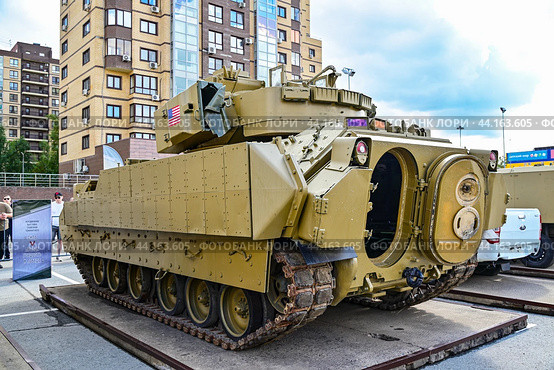 Подбитая американская БМП W2A2 «BRADLEY». Гусеничная бронированная машина армии США. Передвижная выставка трофейной техники НАТО "Сила v правде- гордость и победа" (2024 год). Редакционное фото, фотограф Александр Тараканов / Фотобанк Лори