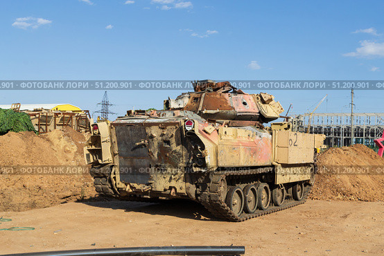 Подбитая боевая машина пехоты М2А2 Bradley производства США, трофейная техника НАТО. Средняя Ахтуба, Волгоградская область, Россия. Редакционное фото, фотограф Андрей Цыганков / Фотобанк Лори
