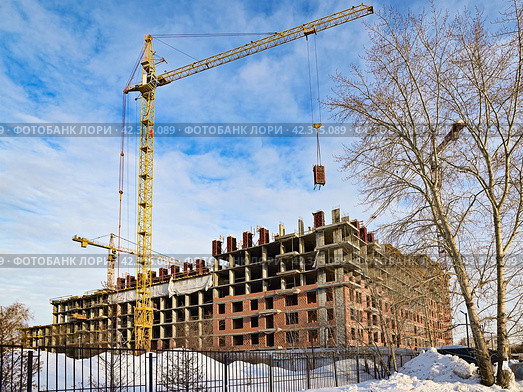Подъёмные краны над строящимся домом. Город Тюмень (2024 год). Стоковое фото, фотограф Александр Тараканов / Фотобанк Лори