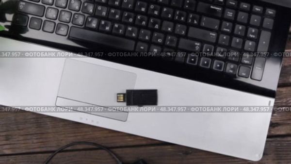 Подъемный кран, вид сверху. Современный деревянный рабочий стол с USB-накопителем и ноутбуком. Снимки крана. Стоковое видео, видеограф Александр Собко / Фотобанк Лори