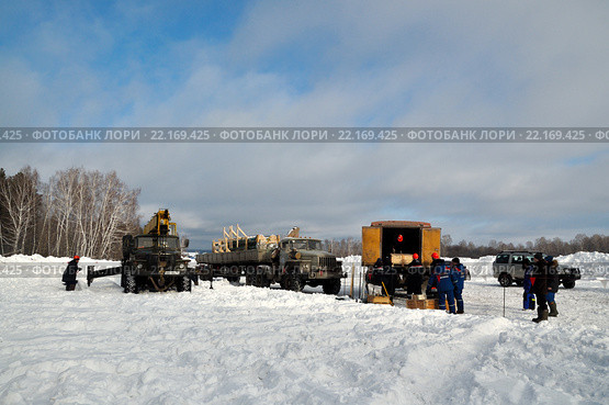Подготовка к выгрузке опоры аварийного резерва ЛЭП 110кВ из кузова автомобиля (2016 год). Редакционное фото, фотограф Александр Тараканов / Фотобанк Лори