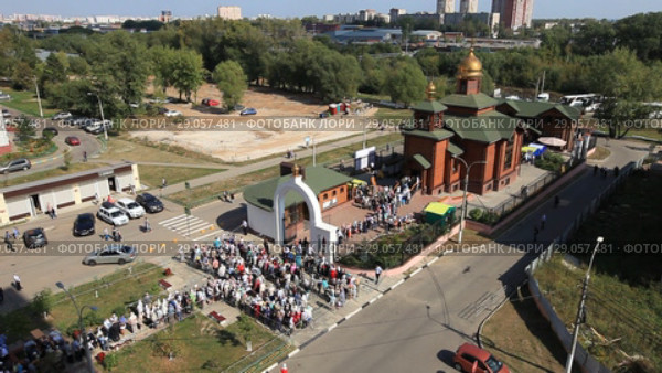 Подольск, Московская область, Россия, 7 сентября 2018 года. Очередь верующих в Кирилло-Мефодиевский храм привезли мощи святителя Спиридона Тримифунтского. Редакционное видео, видеограф Яна Королёва / Фотобанк Лори