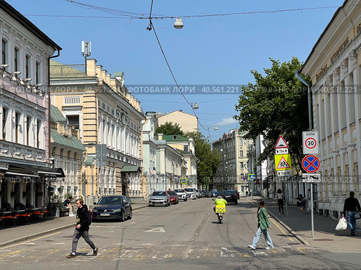 Подсосенский переулок в Москве летом в ясную погоду (2023 год). Редакционное фото, фотограф Овчинникова Ирина / Фотобанк Лори