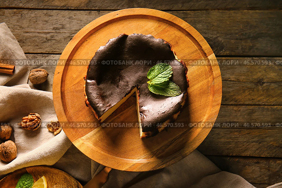 Подставка для десертов с вкусным баскским обожженным чизкейком на столе. Стоковое фото, фотограф Pixel_shot / Фотобанк Лори
