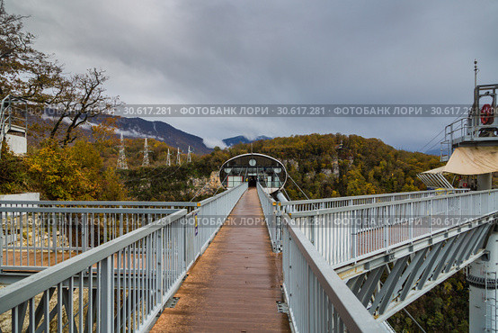 Подвесной пешеходный мост "Скайбридж" (SkyBridge) через Ахштырское ущелье в "Скайпарк" (Skypark), Сочи (2018 год). Редакционное фото, фотограф Ольга Сейфутдинова / Фотобанк Лори