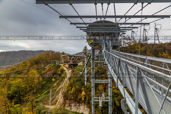 Подвесной пешеходный мост "Скайбридж" (SkyBridge) через Ахштырское ущелье в "Скайпарк" (Skypark), Сочи (2018 год). Редакционное фото, фотограф Ольга Сейфутдинова / Фотобанк Лори