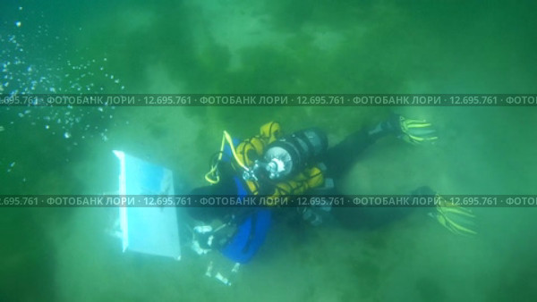 Подводный художник Юрий Адексеев рисует картину под водой в озере Байкал (2014 год). Редакционное видео, видеограф Некрасов Андрей / Фотобанк Лори
