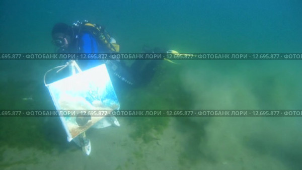 Подводный художник Юрий Адексеев рисует картину под водой в озере Байкал (2014 год). Редакционное видео, видеограф Некрасов Андрей / Фотобанк Лори