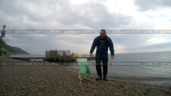 Подводный художник Юрий Алексеев Вышел на берег после написания картины под водой, озеро Байкал (2014 год). Редакционное видео, видеограф KEN VOSAR / Фотобанк Лори