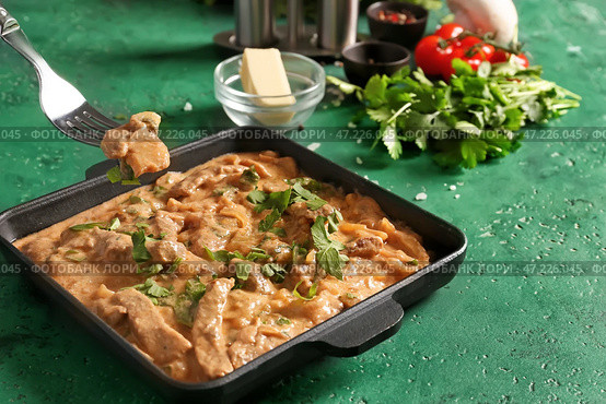 Поедание вкусного бефстроганова на столе. Стоковое фото, фотограф Pixel_shot / Фотобанк Лори