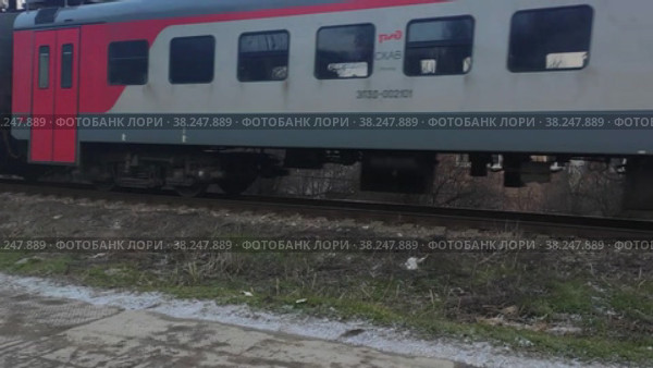 Поезд проходит мимо ребенка (2022 год). Стоковое видео, видеограф Ирина Удачливая / Фотобанк Лори