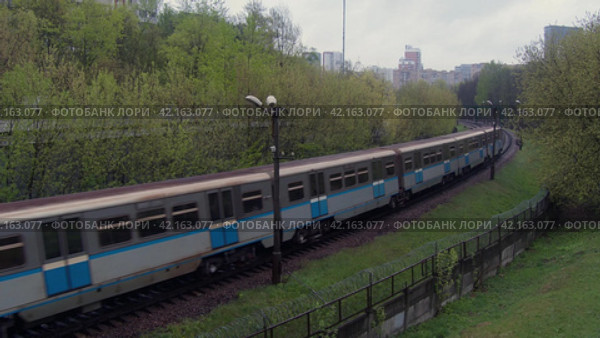 Поезда московского метро едут друг другу навстречу. Синяя ветка метрополитена (2024 год). Редакционное видео, видеограф Семён Прудий / Фотобанк Лори