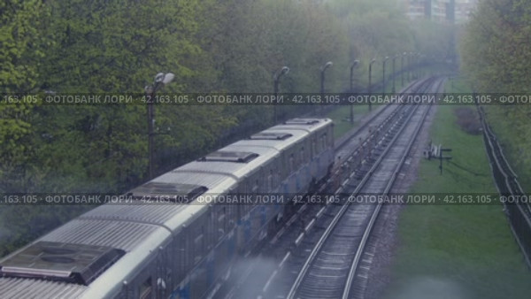 Поезда московского метро едут. Синяя ветка метрополитена (2024 год). Редакционное видео, видеограф Семён Прудий / Фотобанк Лори