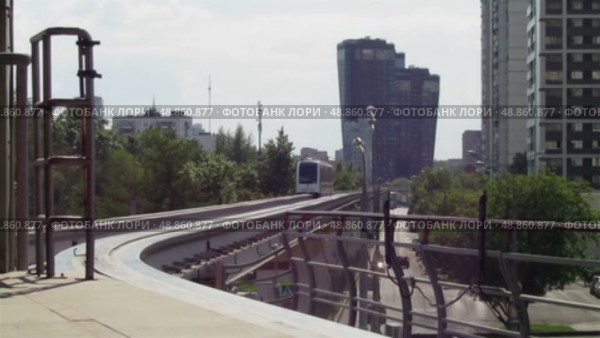 Поезда Московского монорельса прибывает на станцию Улица Милашенкова. Солнечный летний день. Редакционное видео, видеограф Александр Кузнецов / Фотобанк Лори