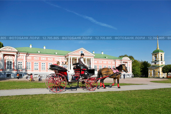 Поездка в бричке по территории усадьбы "Кусково" (2015 год). Редакционное фото, фотограф Наталья Волкова / Фотобанк Лори