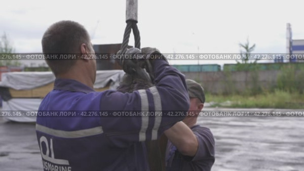 Погрузка контейнера. Редакционное видео, видеограф Алексей Тресков / Фотобанк Лори
