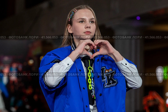 Показ одежды из коллекции VK Store в рамках фестиваля детской моды KIDS FASHION WEEK в "Центральном детском магазине на Лубянке" (ЦДМ) в центре города Москвы, Россия (2023 год). Редакционное фото, фотограф Николай Винокуров / Фотобанк Лори