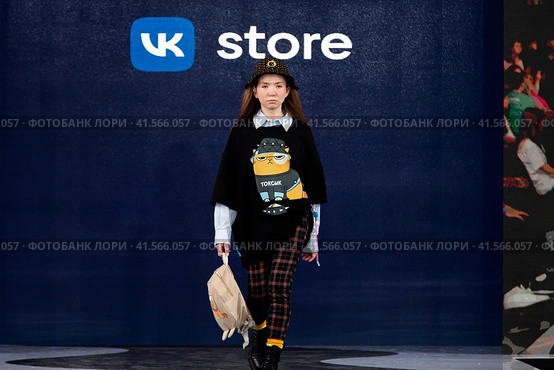 Показ одежды из коллекции VK Store в рамках фестиваля детской моды KIDS FASHION WEEK в "Центральном детском магазине на Лубянке" (ЦДМ) в центре города Москвы, Россия (2023 год). Редакционное фото, фотограф Николай Винокуров / Фотобанк Лори