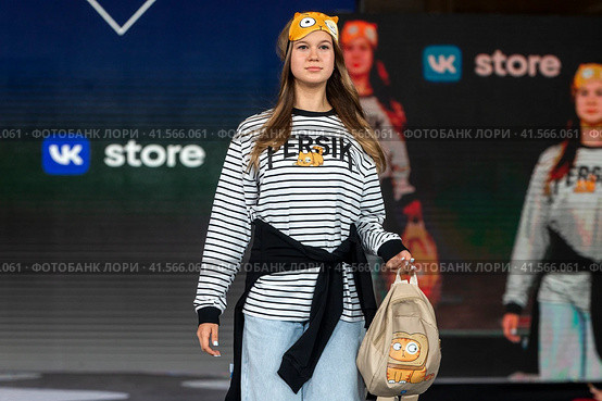 Показ одежды из коллекции VK Store в рамках фестиваля детской моды KIDS FASHION WEEK в "Центральном детском магазине на Лубянке" (ЦДМ) в центре города Москвы, Россия (2023 год). Редакционное фото, фотограф Николай Винокуров / Фотобанк Лори