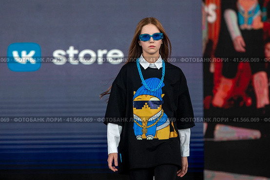 Показ одежды из коллекции VK Store в рамках фестиваля детской моды KIDS FASHION WEEK в "Центральном детском магазине на Лубянке" (ЦДМ) в центре города Москвы, Россия (2023 год). Редакционное фото, фотограф Николай Винокуров / Фотобанк Лори