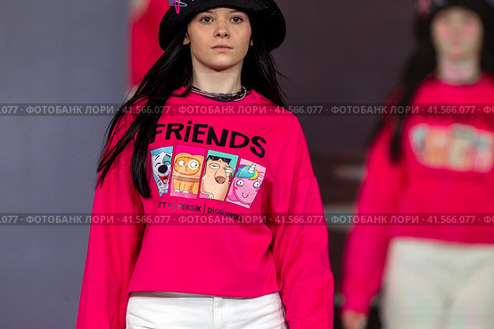 Показ одежды из коллекции VK Store в рамках фестиваля детской моды KIDS FASHION WEEK в "Центральном детском магазине на Лубянке" (ЦДМ) в центре города Москвы, Россия (2023 год). Редакционное фото, фотограф Николай Винокуров / Фотобанк Лори
