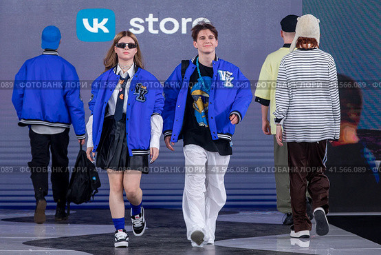 Показ одежды из коллекции VK Store в рамках фестиваля детской моды KIDS FASHION WEEK в "Центральном детском магазине на Лубянке" (ЦДМ) в центре города Москвы, Россия (2023 год). Редакционное фото, фотограф Николай Винокуров / Фотобанк Лори