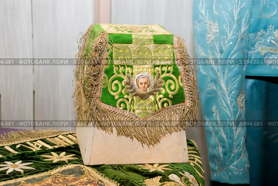 Покровец. Продукция фабрики "Торжокские золотошвеи" (2012 год). Редакционное фото, фотограф Александр Щепин / Фотобанк Лори
