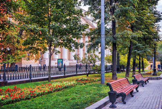 Покровские казармы, здание Лукойл, Покровский бульвар, Москва (2023 год). Редакционное фото, фотограф Baturina Yuliya / Фотобанк Лори