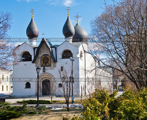 Покровский собор (Собор Покрова Пресвятой Богородицы). Марфо-Мариинская обитель милосердия. Весенний день. Москва. Россия (2024 год). Редакционное фото, фотограф E. O. / Фотобанк Лори