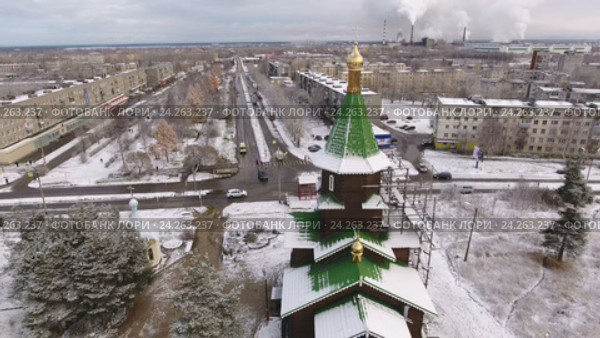 Полет к заснеженной церкви. Город Сегежа, Карелия (2016 год). Стоковое видео, видеограф Кекяляйнен Андрей / Фотобанк Лори