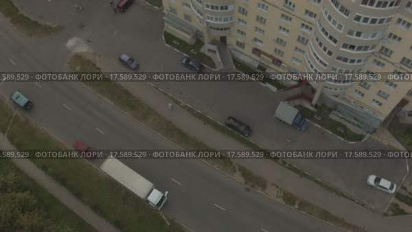 Полёт на коптере над спальным кварталами. Многоэтажная застройка. Стоковое видео, видеограф Евгений Ковалев / Фотобанк Лори
