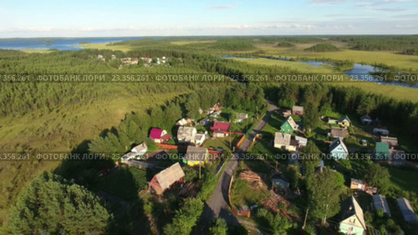Полет над дачными домиками в лесу возле реки, Карелия (2016 год). Стоковое видео, видеограф Кекяляйнен Андрей / Фотобанк Лори