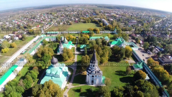 Полет над кремлем в городе Александрове (2015 год). Стоковое видео, видеограф Юрий Губин / Фотобанк Лори