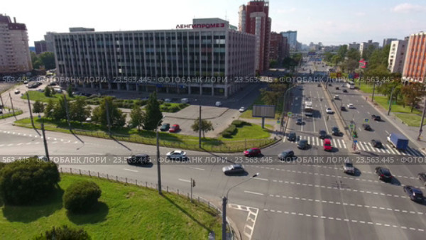 Полет над Ленинским проспектом к зданию Ленгипромеза. Санкт-Петербург (2016 год). Редакционное видео, видеограф Кекяляйнен Андрей / Фотобанк Лори