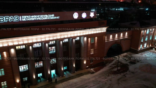Полет над ночной площадью перед управлением и центральной проходной НТМК ЕВРАЗ. Нижний Тагил. Свердловская область. Россия. Редакционное видео, видеограф Евгений Ткачёв / Фотобанк Лори