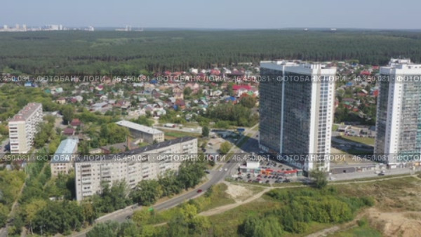Полет над новым микрорайоном с высотными жилыми домами в Екатеринбурге. Россия (2021 год). Редакционное видео, видеограф Евгений Ткачёв / Фотобанк Лори
