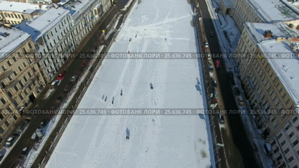 Полет над замерзшей рекой Фонтанка. Люди гуляют и фотографируются на льду. Санкт-Петербург (2017 год). Стоковое видео, видеограф Кекяляйнен Андрей / Фотобанк Лори